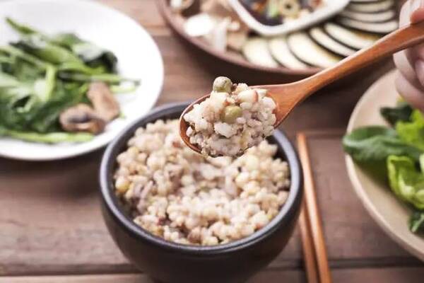 7 thói xấu trong bữa ăn khiến con người chết sớm hơn, điều số 2 các gia đình Việt biết hại nhưng không bỏ được-3