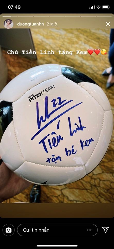 Tú Anh khoe quả bóng Tiến Linh tặng con trai-1