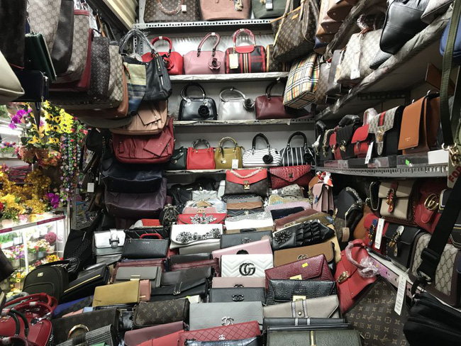 Vô vàn hàng hiệu từ túi xách đến nước hoa với giá từ vài chục tới vài trăm nghìn đồng đang được bán tràn lan trên mạng-1