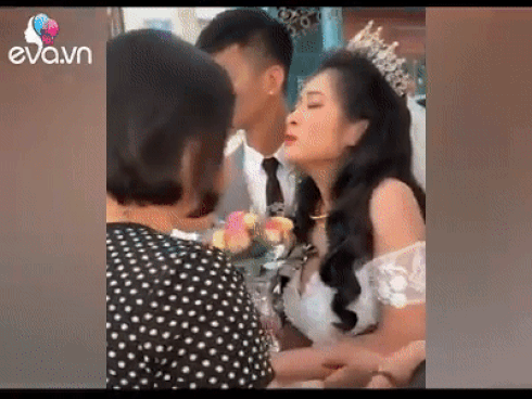 Xuýt xoa với hình ảnh cô dâu đeo vàng nặng trĩu cổ và kín 2 bàn tay trong ngày cưới ở Cao Bằng-4