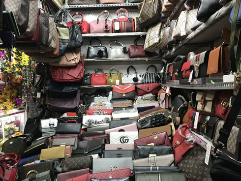 Hàng loạt túi xách nghi nhái Louis Vuitton, Gucci được bán ở The Manor-2