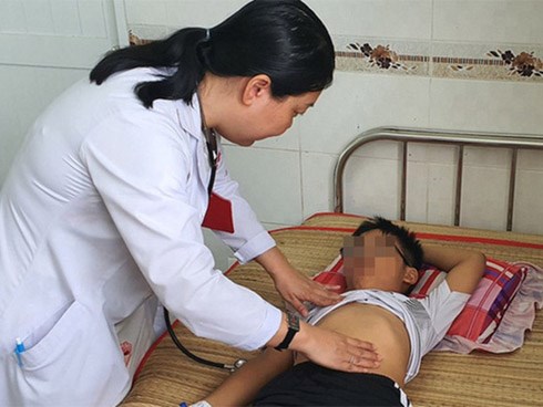 Nghi án vợ giận chồng pha thuốc diệt cỏ cho các con uống khiến 4 đứa trẻ phải nhập viện cấp cứu