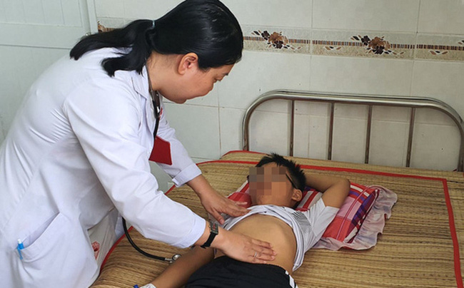 Nghi án vợ giận chồng pha thuốc diệt cỏ cho các con uống khiến 4 đứa trẻ phải nhập viện cấp cứu-1