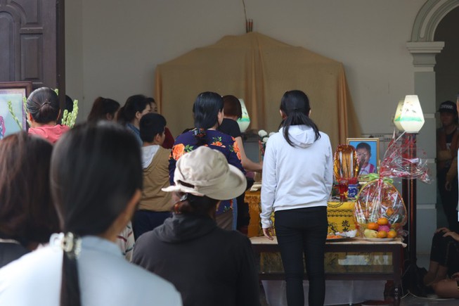 Vụ cha sát hại 2 con: Mua đồ chơi, đắp mộ gió trước khi tự tử-1