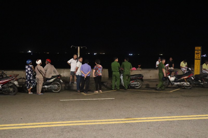 Vụ cha sát hại 2 con: Mua đồ chơi, đắp mộ gió trước khi tự tử-2