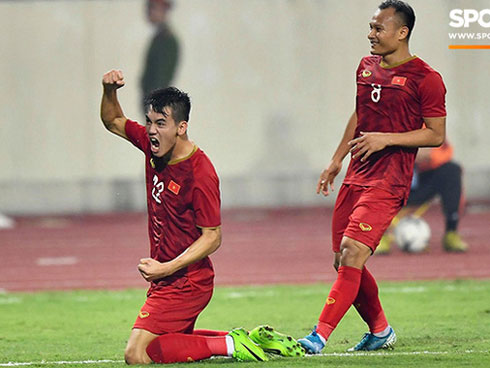 CĐV Thái Lan đốt pháo sáng mù mịt, tập trung hát hò huyên náo bên ngoài khách sạn tuyển Việt Nam-16