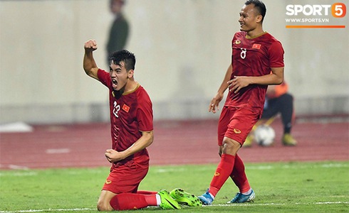 Văn Lâm cản phá 11 m, Việt Nam hòa Thái Lan ở vòng loại World Cup-31
