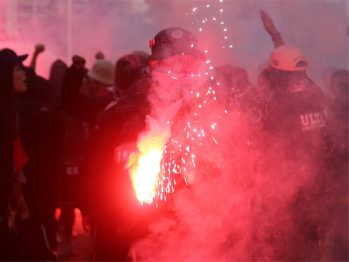 CLIP: Đốt pháo sáng náo loạn Hồ Gươm, 2 thanh niên lập tức bị công an đưa lên phường-4