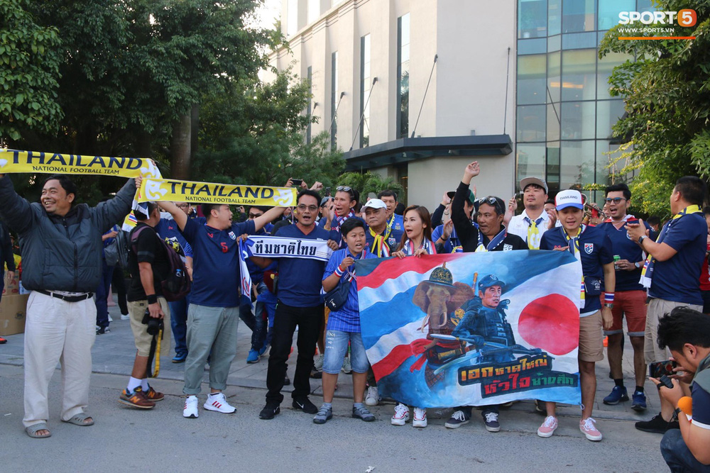 CĐV Thái Lan đốt pháo sáng mù mịt, tập trung hát hò huyên náo bên ngoài khách sạn tuyển Việt Nam-9