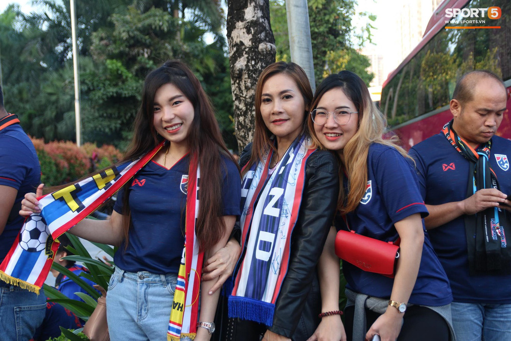 CĐV Thái Lan đốt pháo sáng mù mịt, tập trung hát hò huyên náo bên ngoài khách sạn tuyển Việt Nam-11