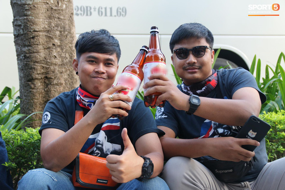 CĐV Thái Lan đốt pháo sáng mù mịt, tập trung hát hò huyên náo bên ngoài khách sạn tuyển Việt Nam-14