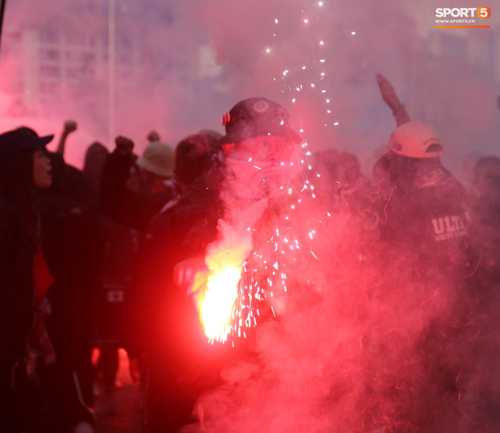 CĐV Thái Lan đốt pháo sáng mù mịt, tập trung hát hò huyên náo bên ngoài khách sạn tuyển Việt Nam-4