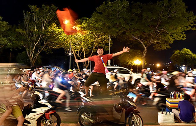 Cấm đường ở trung tâm TP.HCM để người dân cổ vũ trận VN - Thái Lan-2