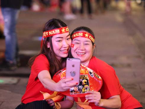 Fan Thái Lan thuê xê ôm Việt Nam diễu hành tới Mỹ Đình và cái kết khiến ai cũng phì cười-5