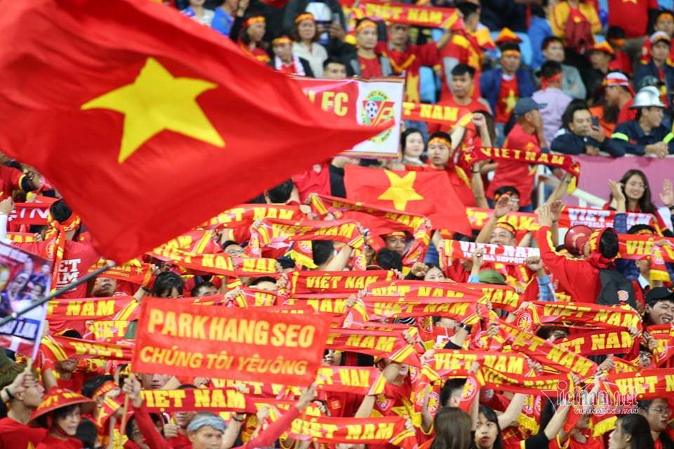 Văn Lâm cản phá 11 m, Việt Nam hòa Thái Lan ở vòng loại World Cup-14
