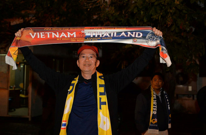 CĐV đồng loạt vỗ tay khi Anh Đức được tung vào sân, đá trận cuối cùng trong màu áo ĐT Việt Nam-59