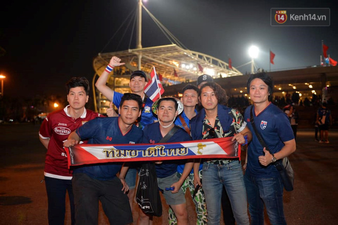 CĐV đồng loạt vỗ tay khi Anh Đức được tung vào sân, đá trận cuối cùng trong màu áo ĐT Việt Nam-58