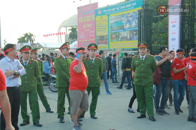 CĐV đồng loạt vỗ tay khi Anh Đức được tung vào sân, đá trận cuối cùng trong màu áo ĐT Việt Nam-66