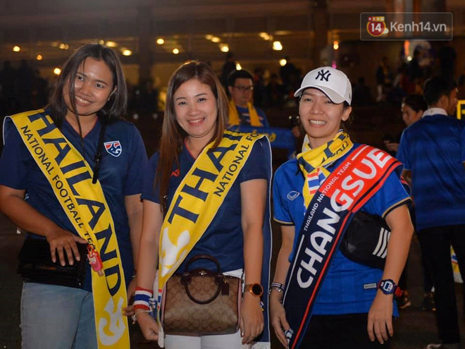 CĐV đồng loạt vỗ tay khi Anh Đức được tung vào sân, đá trận cuối cùng trong màu áo ĐT Việt Nam-60