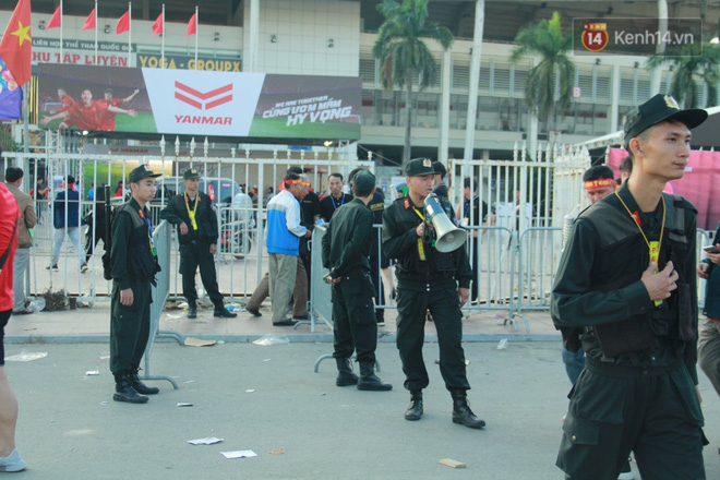 CĐV đồng loạt vỗ tay khi Anh Đức được tung vào sân, đá trận cuối cùng trong màu áo ĐT Việt Nam-65