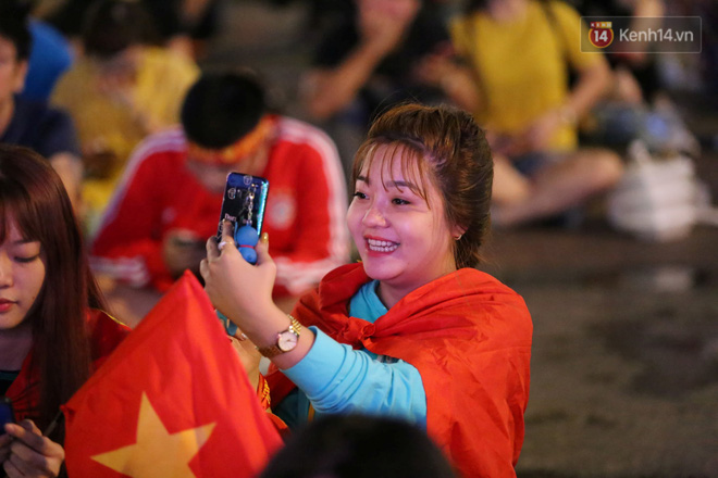 CĐV đồng loạt vỗ tay khi Anh Đức được tung vào sân, đá trận cuối cùng trong màu áo ĐT Việt Nam-54