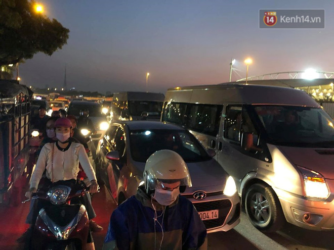 CĐV đồng loạt vỗ tay khi Anh Đức được tung vào sân, đá trận cuối cùng trong màu áo ĐT Việt Nam-49