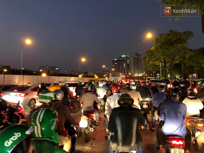 CĐV đồng loạt vỗ tay khi Anh Đức được tung vào sân, đá trận cuối cùng trong màu áo ĐT Việt Nam-48