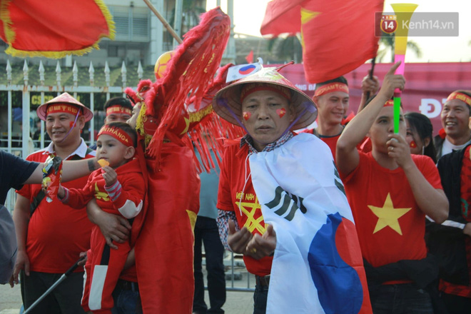 CĐV đồng loạt vỗ tay khi Anh Đức được tung vào sân, đá trận cuối cùng trong màu áo ĐT Việt Nam-64