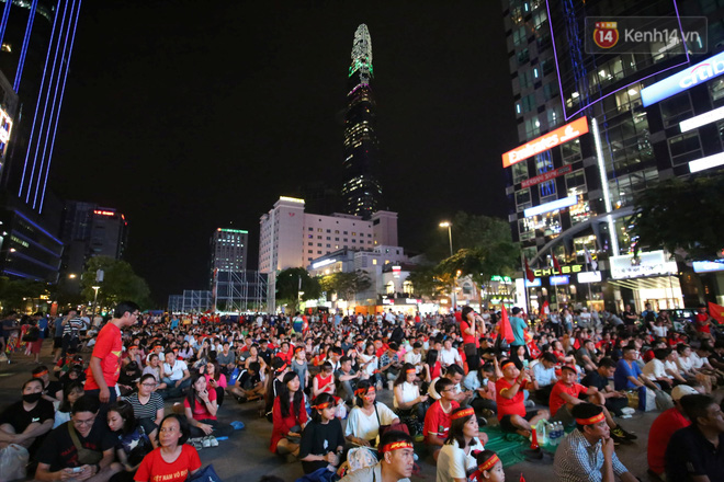 CĐV đồng loạt vỗ tay khi Anh Đức được tung vào sân, đá trận cuối cùng trong màu áo ĐT Việt Nam-51