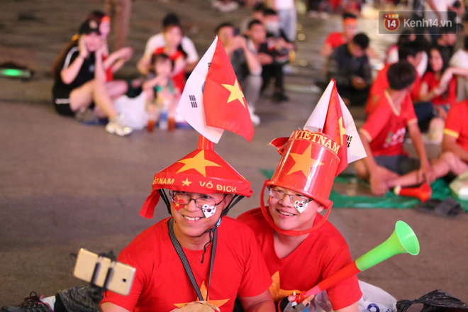 CĐV đồng loạt vỗ tay khi Anh Đức được tung vào sân, đá trận cuối cùng trong màu áo ĐT Việt Nam-56