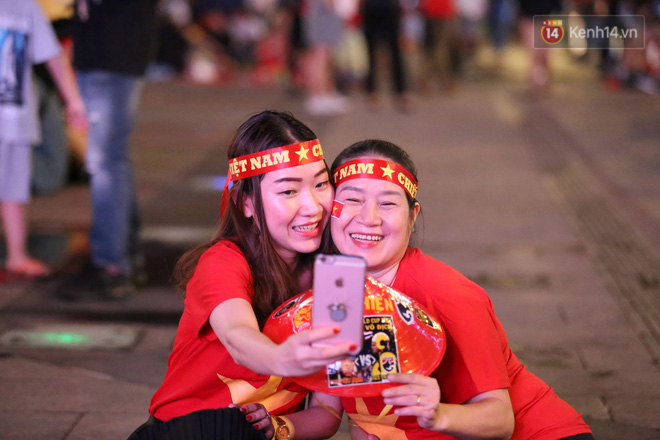 CĐV đồng loạt vỗ tay khi Anh Đức được tung vào sân, đá trận cuối cùng trong màu áo ĐT Việt Nam-52