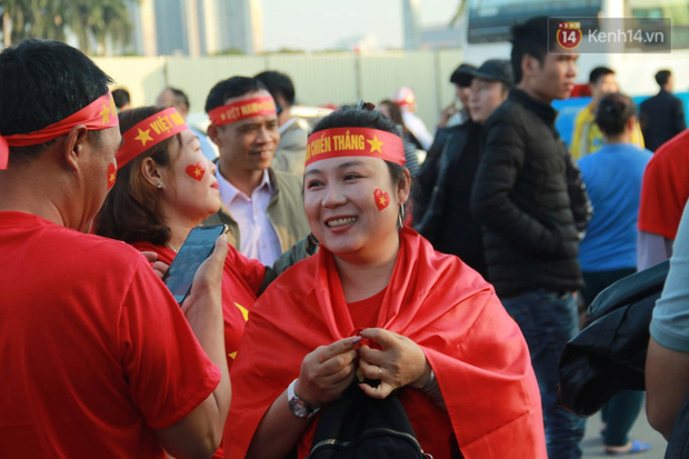 CĐV đồng loạt vỗ tay khi Anh Đức được tung vào sân, đá trận cuối cùng trong màu áo ĐT Việt Nam-18