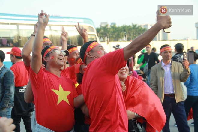 CĐV đồng loạt vỗ tay khi Anh Đức được tung vào sân, đá trận cuối cùng trong màu áo ĐT Việt Nam-63