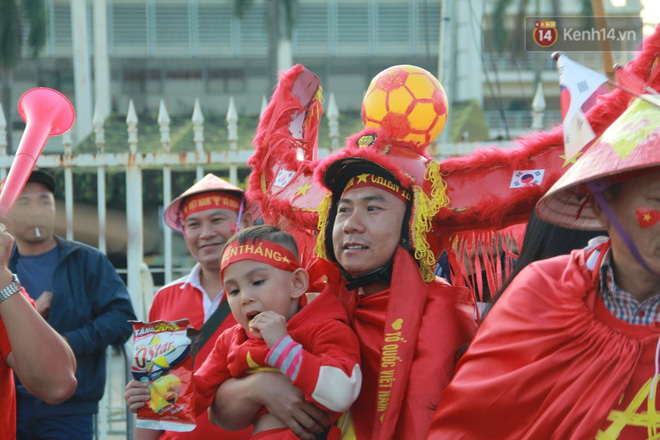 CĐV đồng loạt vỗ tay khi Anh Đức được tung vào sân, đá trận cuối cùng trong màu áo ĐT Việt Nam-62