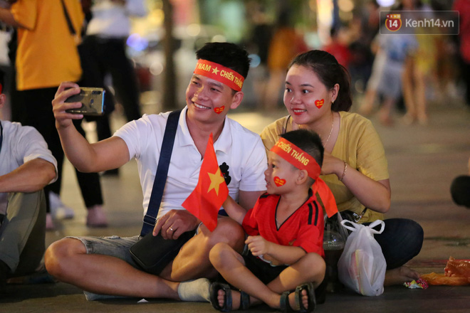 CĐV đồng loạt vỗ tay khi Anh Đức được tung vào sân, đá trận cuối cùng trong màu áo ĐT Việt Nam-53