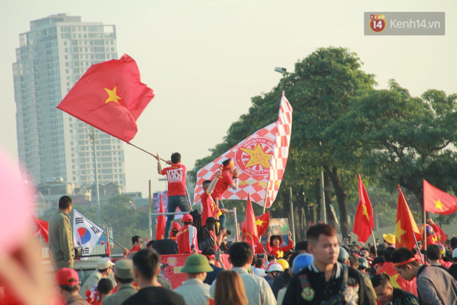 CĐV đồng loạt vỗ tay khi Anh Đức được tung vào sân, đá trận cuối cùng trong màu áo ĐT Việt Nam-61