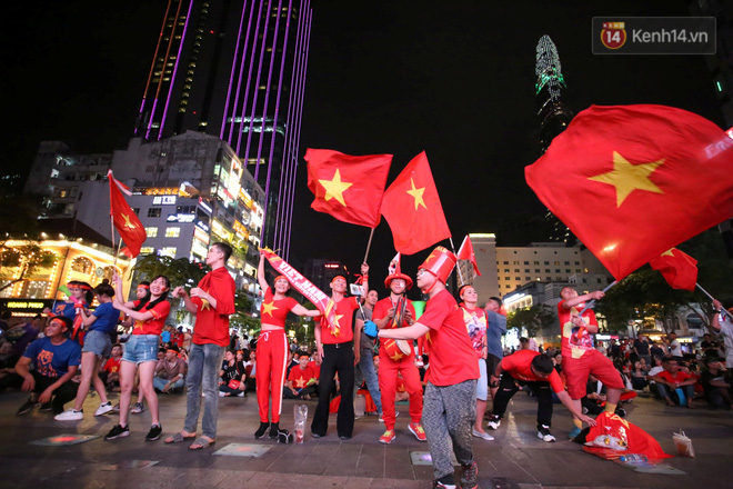 CĐV đồng loạt vỗ tay khi Anh Đức được tung vào sân, đá trận cuối cùng trong màu áo ĐT Việt Nam-50