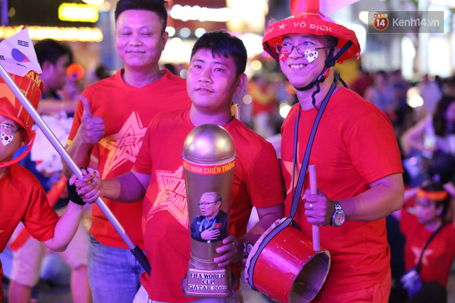 CĐV đồng loạt vỗ tay khi Anh Đức được tung vào sân, đá trận cuối cùng trong màu áo ĐT Việt Nam-55