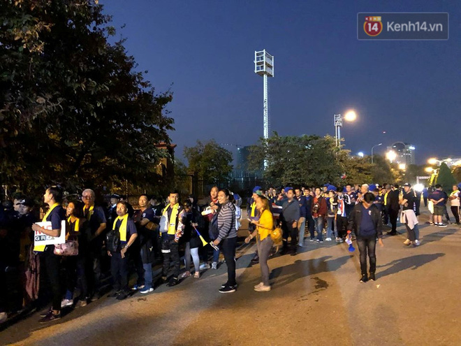 CĐV đồng loạt vỗ tay khi Anh Đức được tung vào sân, đá trận cuối cùng trong màu áo ĐT Việt Nam-57