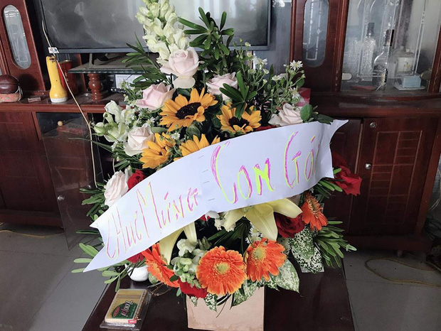 Thương con gái làm giáo viên dạy vùng sâu vùng xa, ông bố gửi hoa chúc mừng 20/11 kèm dòng chữ tự viết đầy xúc động-1