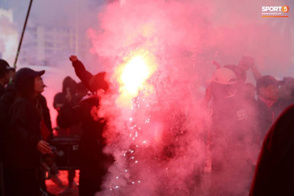 Fan Thái Lan thuê xê ôm Việt Nam diễu hành tới Mỹ Đình và cái kết khiến ai cũng phì cười-1