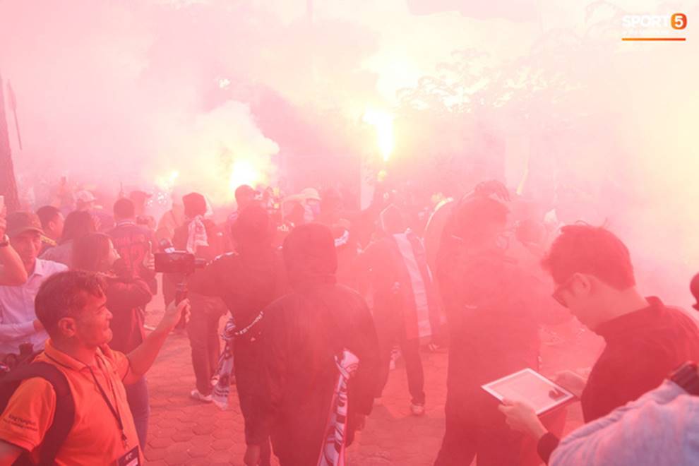 Fan Thái Lan thuê xê ôm Việt Nam diễu hành tới Mỹ Đình và cái kết khiến ai cũng phì cười-2