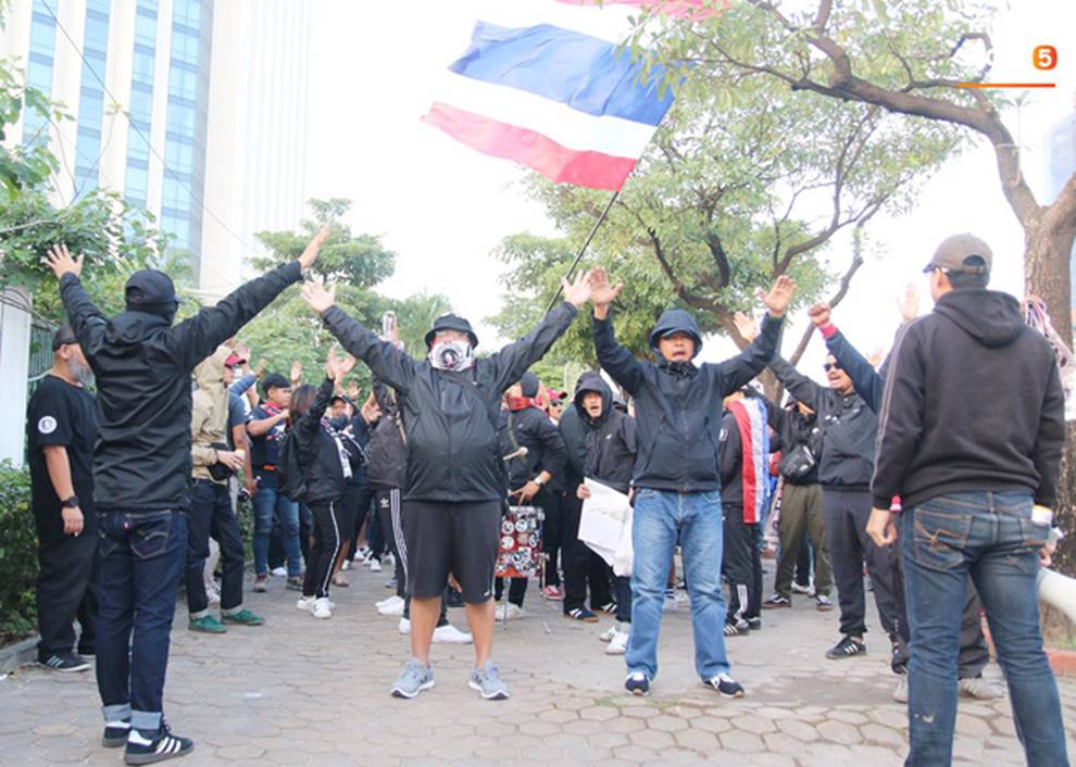 Fan Thái Lan thuê xê ôm Việt Nam diễu hành tới Mỹ Đình và cái kết khiến ai cũng phì cười-3