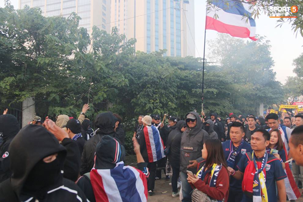 Fan Thái Lan thuê xê ôm Việt Nam diễu hành tới Mỹ Đình và cái kết khiến ai cũng phì cười-4