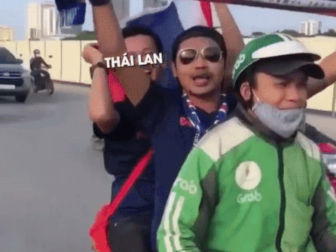 Fan Thái Lan thuê xê ôm Việt Nam 'diễu hành' tới Mỹ Đình và cái kết khiến ai cũng phì cười