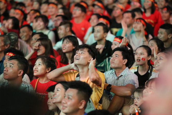 CĐV đồng loạt vỗ tay khi Anh Đức được tung vào sân, đá trận cuối cùng trong màu áo ĐT Việt Nam-38
