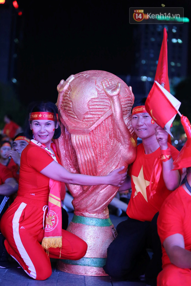 CĐV đồng loạt vỗ tay khi Anh Đức được tung vào sân, đá trận cuối cùng trong màu áo ĐT Việt Nam-45