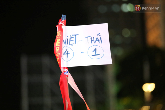 CĐV đồng loạt vỗ tay khi Anh Đức được tung vào sân, đá trận cuối cùng trong màu áo ĐT Việt Nam-46