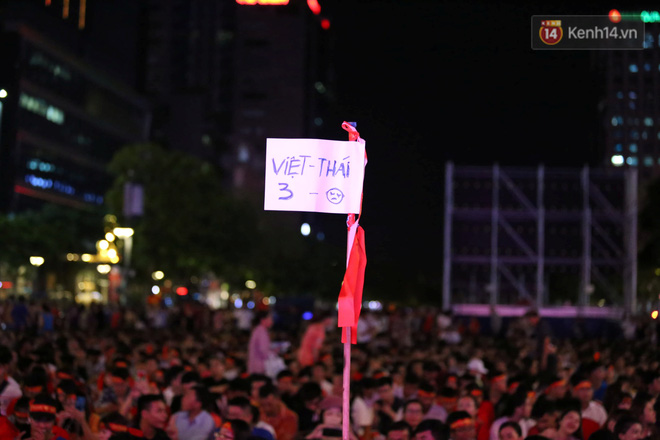 CĐV đồng loạt vỗ tay khi Anh Đức được tung vào sân, đá trận cuối cùng trong màu áo ĐT Việt Nam-47