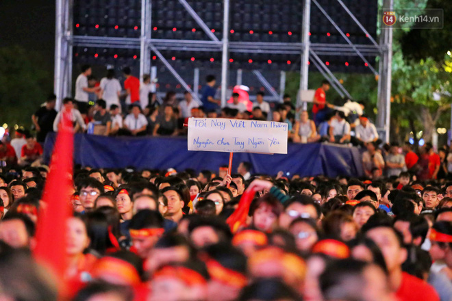 CĐV đồng loạt vỗ tay khi Anh Đức được tung vào sân, đá trận cuối cùng trong màu áo ĐT Việt Nam-37